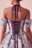 Laden Sie das Bild in den Galerie-Viewer, Hellrosa Halterhals-A-Linien-Korsett Jacquard-Blumen-Homecoming-Kleid mit Spitze auf dem Rücken