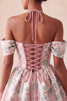 Laden Sie das Bild in den Galerie-Viewer, Hellrosa Halterhals-A-Linien-Korsett Jacquard-Blumen-Homecoming-Kleid mit Spitze auf dem Rücken