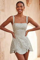 Laden Sie das Bild in den Galerie-Viewer, A-Linie staubiges Salbei-Quadrathals-Jacquard-Floral-Spitzenkleid mit Heimkehrkleid mit Schleife