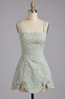 Laden Sie das Bild in den Galerie-Viewer, A-Linie staubiges Salbei-Quadrathals-Jacquard-Floral-Spitzenkleid mit Heimkehrkleid mit Schleife