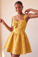 Laden Sie das Bild in den Galerie-Viewer, A-Linie Jacquard Gelbes Blumenspitzen-Heimkehrkleid mit Schleife