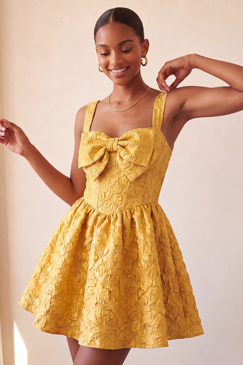 Laden Sie das Bild in den Galerie-Viewer, A-Linie Jacquard Gelbes Blumenspitzen-Heimkehrkleid mit Schleife