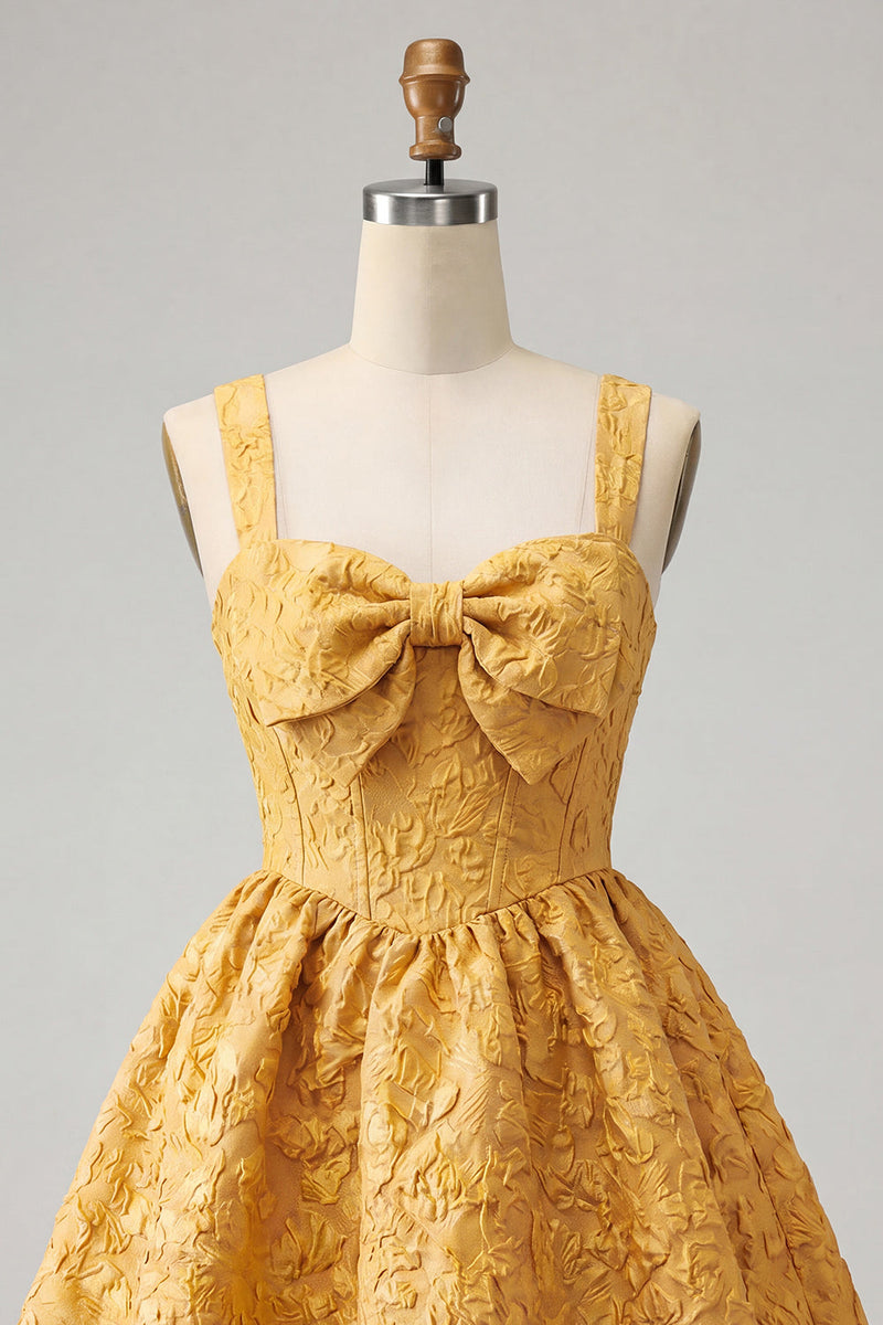 Laden Sie das Bild in den Galerie-Viewer, A-Linie Jacquard Gelbes Blumenspitzen-Heimkehrkleid mit Schleife