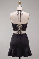 Laden Sie das Bild in den Galerie-Viewer, Schwarzes Neckholder-Cut-Out-Mini-Homecoming-Kleid mit Rüschen