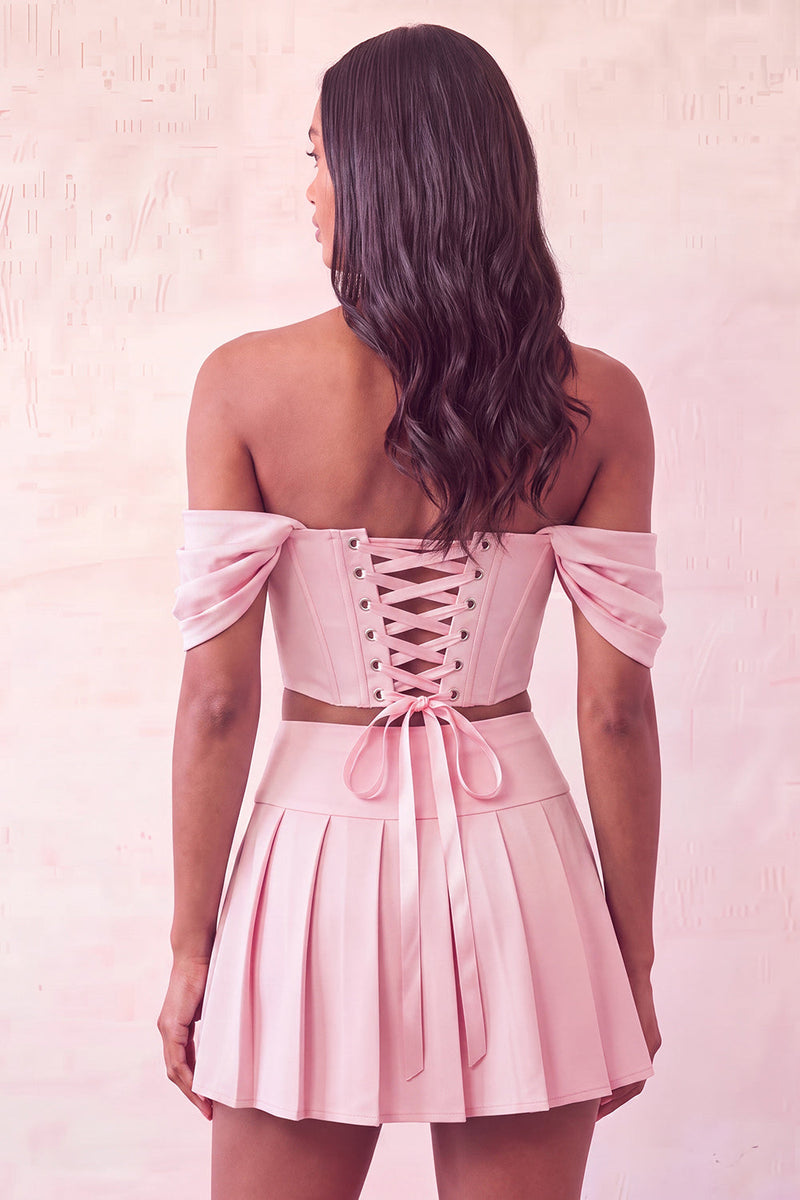 Laden Sie das Bild in den Galerie-Viewer, Off-the-shoulder hellrosa Korsett, plissiertes zweiteiliges Homecoming-Kleid mit Perlen