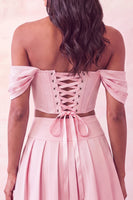 Laden Sie das Bild in den Galerie-Viewer, Off-the-shoulder hellrosa Korsett, plissiertes zweiteiliges Homecoming-Kleid mit Perlen
