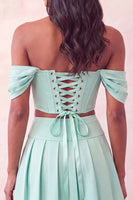 Laden Sie das Bild in den Galerie-Viewer, Off-the-shoulder hellrosa Korsett, plissiertes zweiteiliges Homecoming-Kleid mit Perlen