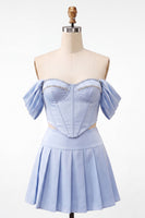 Laden Sie das Bild in den Galerie-Viewer, Off-the-shoulder hellrosa Korsett, plissiertes zweiteiliges Homecoming-Kleid mit Perlen