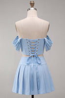 Laden Sie das Bild in den Galerie-Viewer, Off-the-shoulder hellrosa Korsett, plissiertes zweiteiliges Homecoming-Kleid mit Perlen