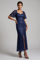 Laden Sie das Bild in den Galerie-Viewer, Glitzerndes marineblaues Meerjungfrauen-Flatterärmel-Pailletten-Midi-Mutter-der-Braut-Kleid mit Schlitz