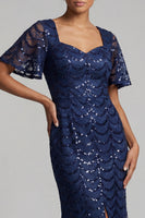 Laden Sie das Bild in den Galerie-Viewer, Glitzerndes marineblaues Meerjungfrauen-Flatterärmel-Pailletten-Midi-Mutter-der-Braut-Kleid mit Schlitz