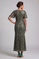 Laden Sie das Bild in den Galerie-Viewer, Glitzerndes marineblaues Meerjungfrauen-Flatterärmel-Pailletten-Midi-Mutter-der-Braut-Kleid mit Schlitz