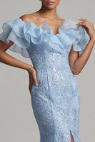 Laden Sie das Bild in den Galerie-Viewer, Off-the-shoulder hellblaue Meerjungfrau mit Rüschen Pailletten Langer Mutter-der-der-Braut-Kleid mit Schlitz