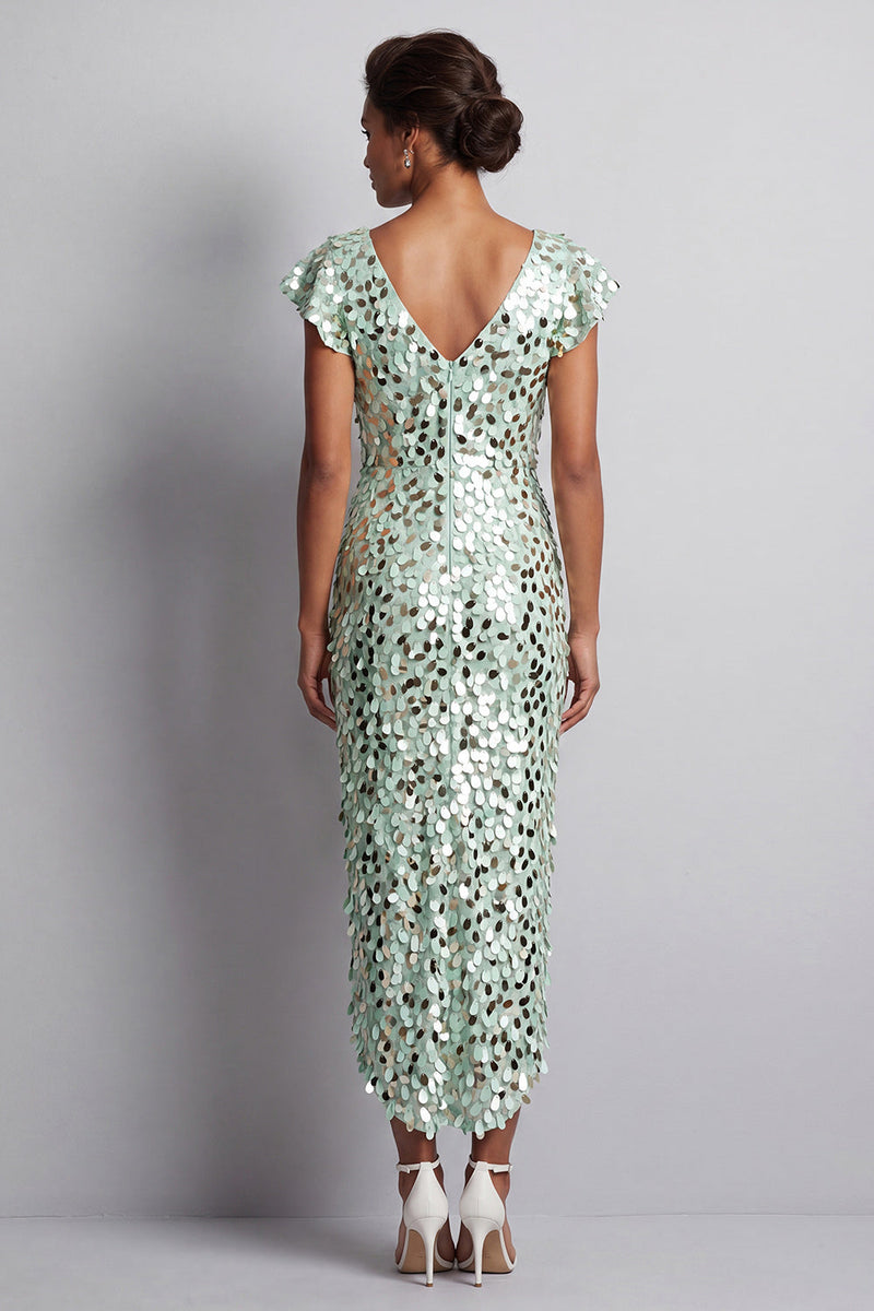 Laden Sie das Bild in den Galerie-Viewer, Meerjungfrauen-Silber-V-Ausschnitt-Asymmetrische Pailletten-Midi-Mutter-der-Braut-Kleid mit Rüschen