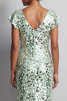 Laden Sie das Bild in den Galerie-Viewer, Meerjungfrauen-Silber-V-Ausschnitt-Asymmetrische Pailletten-Midi-Mutter-der-Braut-Kleid mit Rüschen