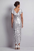 Laden Sie das Bild in den Galerie-Viewer, Meerjungfrauen-Silber-V-Ausschnitt-Asymmetrische Pailletten-Midi-Mutter-der-Braut-Kleid mit Rüschen