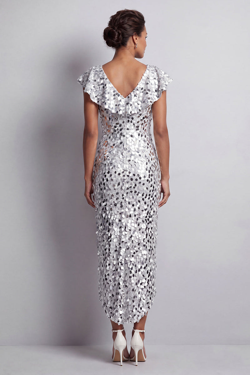 Laden Sie das Bild in den Galerie-Viewer, Meerjungfrauen-Silber-V-Ausschnitt-Asymmetrische Pailletten-Midi-Mutter-der-Braut-Kleid mit Rüschen