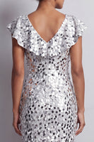 Laden Sie das Bild in den Galerie-Viewer, Meerjungfrauen-Silber-V-Ausschnitt-Asymmetrische Pailletten-Midi-Mutter-der-Braut-Kleid mit Rüschen