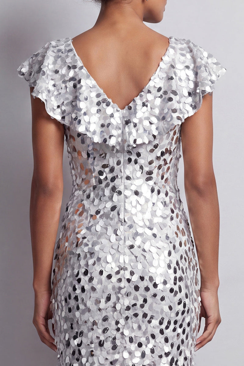Laden Sie das Bild in den Galerie-Viewer, Meerjungfrauen-Silber-V-Ausschnitt-Asymmetrische Pailletten-Midi-Mutter-der-Braut-Kleid mit Rüschen