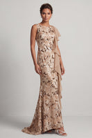 Laden Sie das Bild in den Galerie-Viewer, Champagner-Meerjungfrauen-Pailletten Bateau-Ausschnitt Langes Mutter-der-der-Braut-Kleid mit Rüschen
