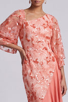 Laden Sie das Bild in den Galerie-Viewer, Wassermelonen-Meerjungfrau-Asymmetrische Pailletten Mutter-der-Braut-Kleid mit Rüschen