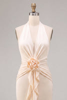 Laden Sie das Bild in den Galerie-Viewer, Chiffon-Aprikosen-Meerjungfrauen-Neckholderhals mit gerafftem Midi-Kleid mit Rüschen und 3D-Blume