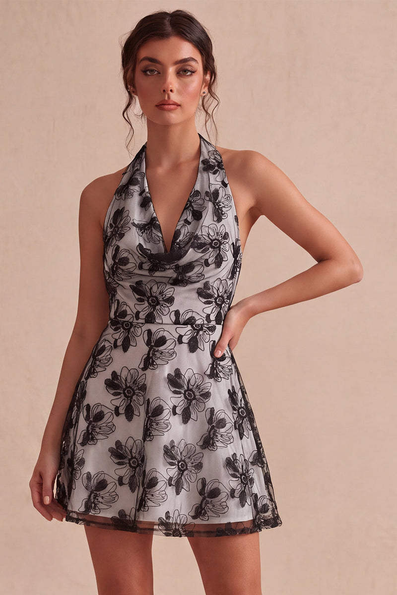 Laden Sie das Bild in den Galerie-Viewer, A-Linie Neckholderhals geblümtes kleines weißes Kleid