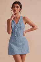 Laden Sie das Bild in den Galerie-Viewer, A-Linie V-Ausschnitt kleines weißes Kleid mit 3D-Blume