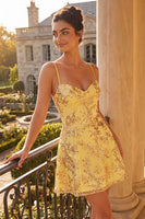 Laden Sie das Bild in den Galerie-Viewer, Gelbes A-Linie Spaghettiträger Pailletten-Homecoming-Kleid