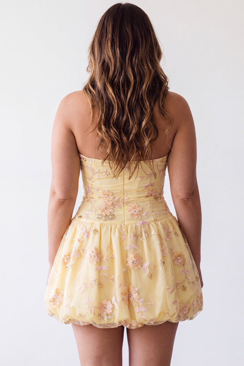 Laden Sie das Bild in den Galerie-Viewer, A-Linie Gelbes Neckholder Kurzes Abendkleid mit Blumenstickerei