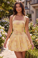 Laden Sie das Bild in den Galerie-Viewer, A-Linie gelbes Neckholder-Neckholder-Kleid mit Blumenstickerei zum Homecoming-Kleid