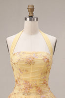 Laden Sie das Bild in den Galerie-Viewer, A-Linie gelbes Neckholder-Neckholder-Kleid mit Blumenstickerei zum Homecoming-Kleid