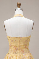 Laden Sie das Bild in den Galerie-Viewer, A-Linie gelbes Neckholder-Neckholder-Kleid mit Blumenstickerei zum Homecoming-Kleid
