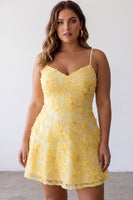 Laden Sie das Bild in den Galerie-Viewer, A-Line Gelbes Perlen Spaghetti-Träger Kurzes Abendkleid mit Perlen
