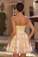 Laden Sie das Bild in den Galerie-Viewer, Hellgelbes, trägerloses, floralt besticktes Homecoming-Kleid mit A-Linie
