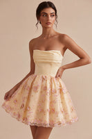 Laden Sie das Bild in den Galerie-Viewer, Hellgelbes, trägerloses, floralt besticktes Homecoming-Kleid mit A-Linie