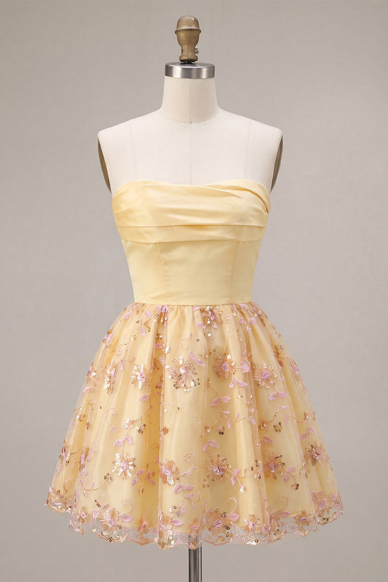 Laden Sie das Bild in den Galerie-Viewer, Hellgelbes, trägerloses, floralt besticktes Homecoming-Kleid mit A-Linie