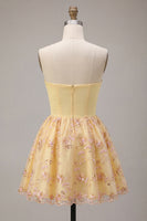 Laden Sie das Bild in den Galerie-Viewer, Hellgelbes, trägerloses, floralt besticktes Homecoming-Kleid mit A-Linie