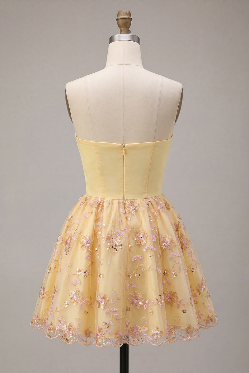 Laden Sie das Bild in den Galerie-Viewer, Hellgelbes, trägerloses, floralt besticktes Homecoming-Kleid mit A-Linie