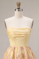 Laden Sie das Bild in den Galerie-Viewer, Hellgelbes, trägerloses, floralt besticktes Homecoming-Kleid mit A-Linie