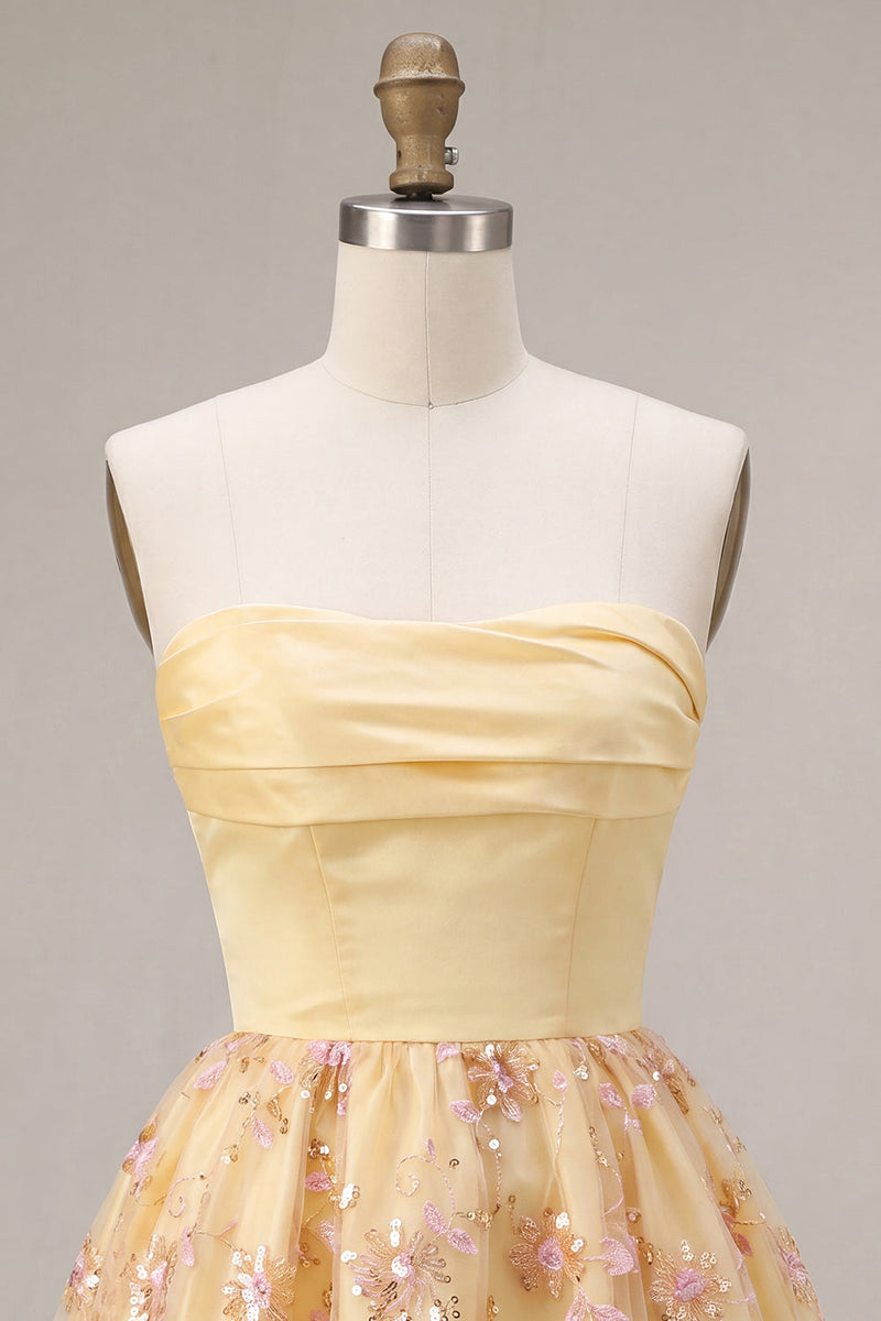 Laden Sie das Bild in den Galerie-Viewer, Hellgelbes, trägerloses, floralt besticktes Homecoming-Kleid mit A-Linie