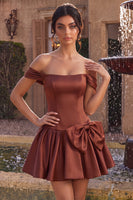 Laden Sie das Bild in den Galerie-Viewer, Desert Rose A-Linien Satin Off-the-shoulder Homecoming-Kleid mit Schleife