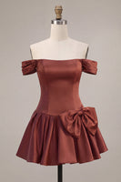 Laden Sie das Bild in den Galerie-Viewer, Desert Rose A-Linien Satin Off-the-shoulder Homecoming-Kleid mit Schleife