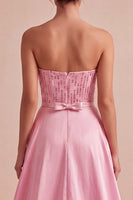 Laden Sie das Bild in den Galerie-Viewer, Trägerloses pinkes Bodycon-Pailletten-Homecoming-Kleid mit Schärpe