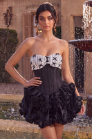Laden Sie das Bild in den Galerie-Viewer, Schwarzes Satin-A-Linie, trägerloses, gestuftes Rüschen-Korsett-Homecoming-Kleid mit Spitze hinten