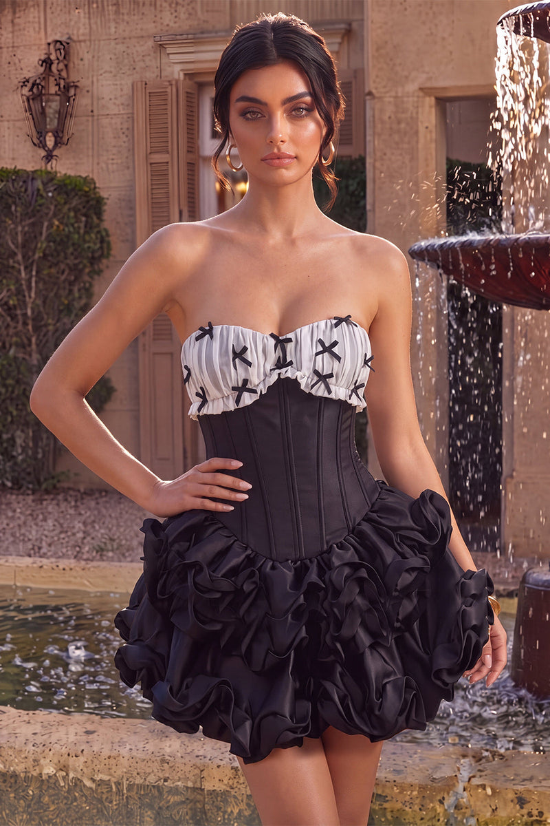 Laden Sie das Bild in den Galerie-Viewer, Schwarzes Satin-A-Linie, trägerloses, gestuftes Rüschen-Korsett-Homecoming-Kleid mit Spitze hinten