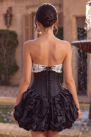 Laden Sie das Bild in den Galerie-Viewer, Schwarzes Satin-A-Linie, trägerloses, gestuftes Rüschen-Korsett-Homecoming-Kleid mit Spitze hinten