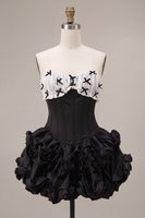 Laden Sie das Bild in den Galerie-Viewer, Schwarzes Satin-A-Linie, trägerloses, gestuftes Rüschen-Korsett-Homecoming-Kleid mit Spitze hinten