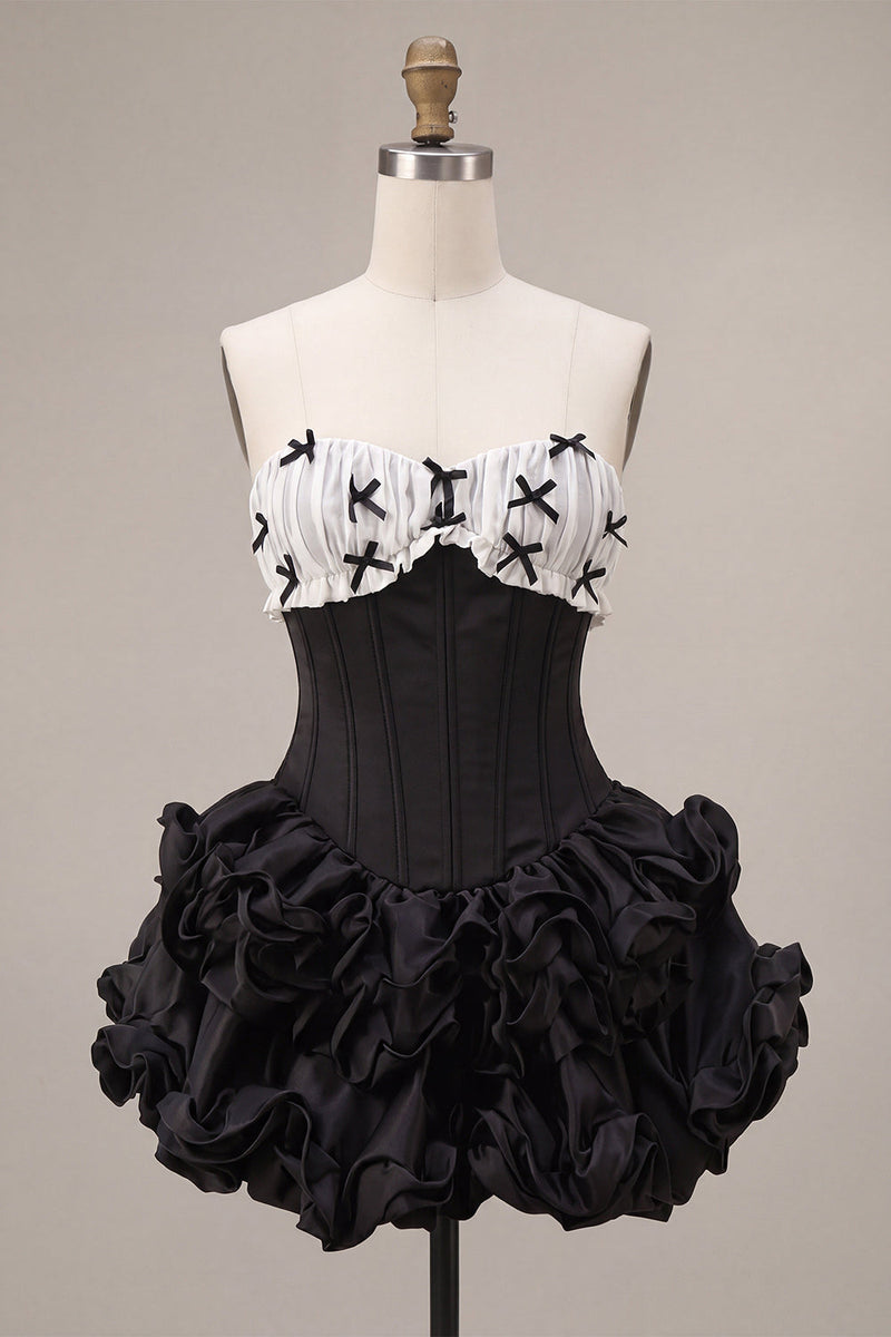 Laden Sie das Bild in den Galerie-Viewer, Schwarzes Satin-A-Linie, trägerloses, gestuftes Rüschen-Korsett-Homecoming-Kleid mit Spitze hinten