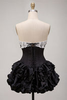 Laden Sie das Bild in den Galerie-Viewer, Schwarzes Satin-A-Linie, trägerloses, gestuftes Rüschen-Korsett-Homecoming-Kleid mit Spitze hinten